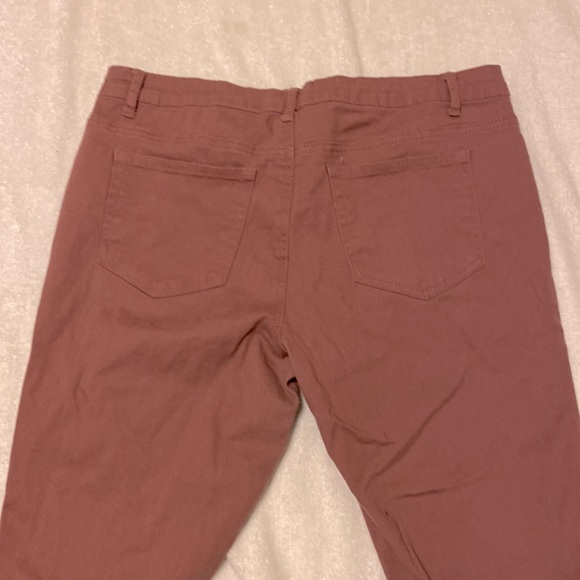 Mauve/rust distressed twill pant. Ankle length - Picture 3 of 3